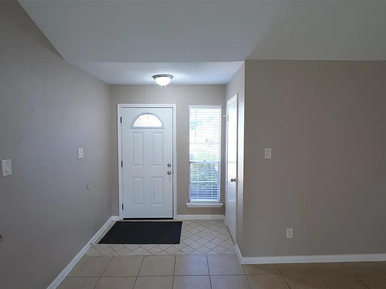915 Comstock Springs Dr — Photo 2