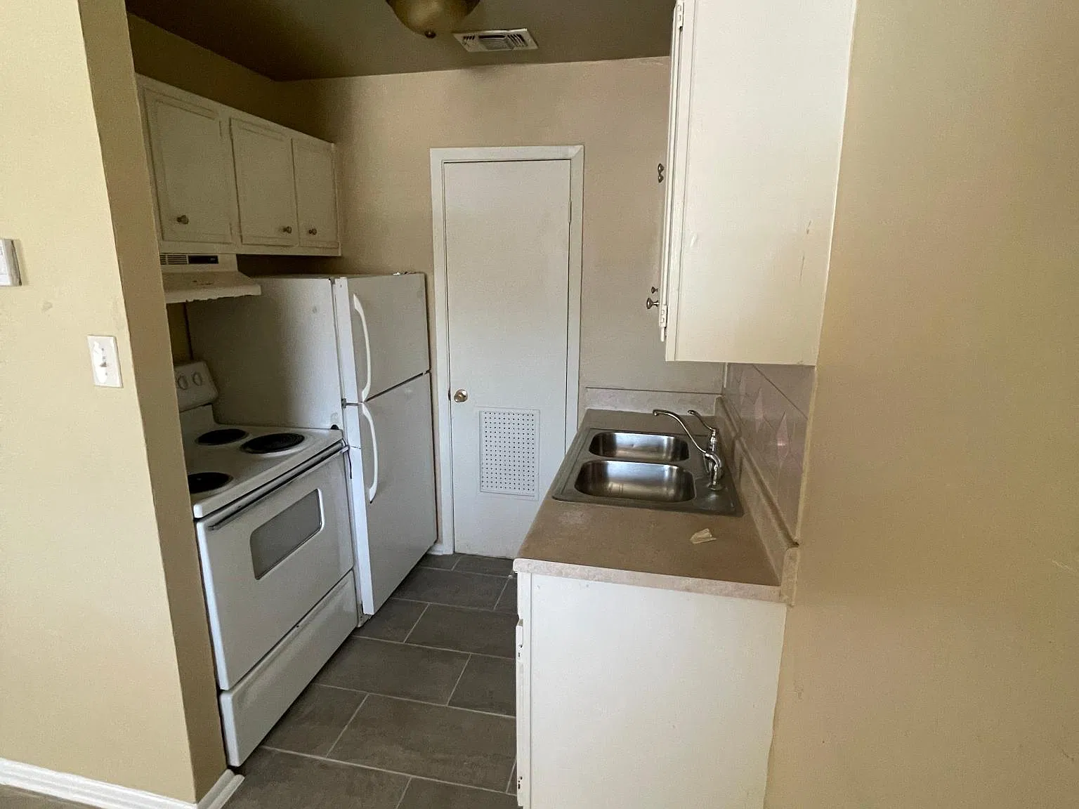 643 W Summit Ave — Photo 2