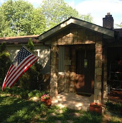4th image of 203 S Larchmont Ave