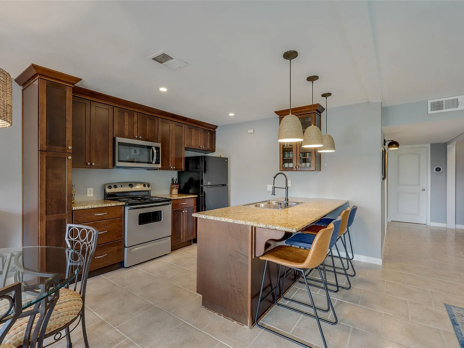 3 bed, 2.0 bath, 1518 sqft, $1,850 — Photo 3