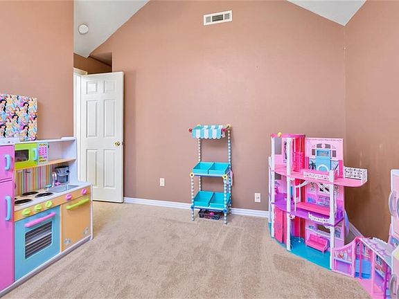 5th image of 611 Ash St