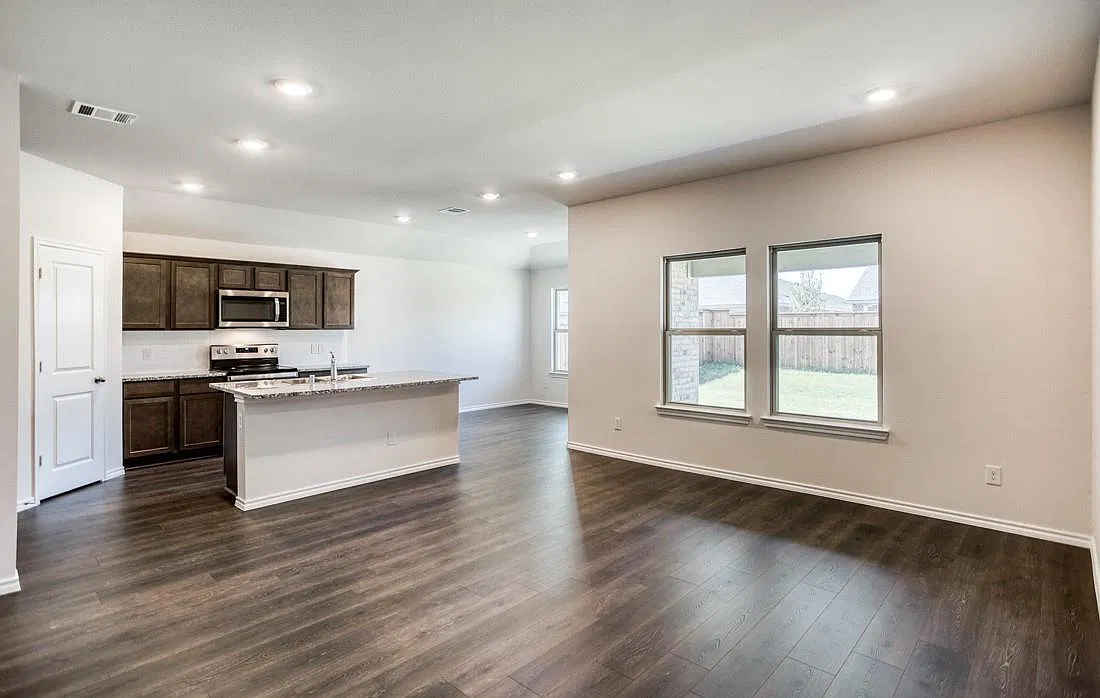 4 bed, 1702 sqft, $2,570 — Photo 3