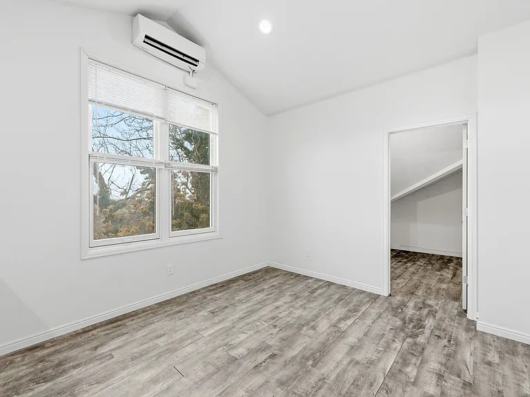 402 N Center St — Photo 3