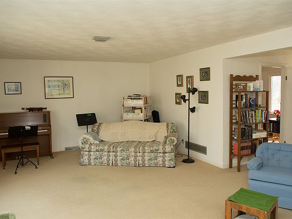 5th image of 329 Leslie Ave