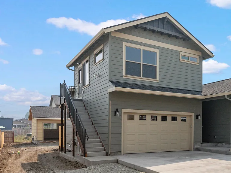 420 Rogue River Pkwy #B — Photo 1