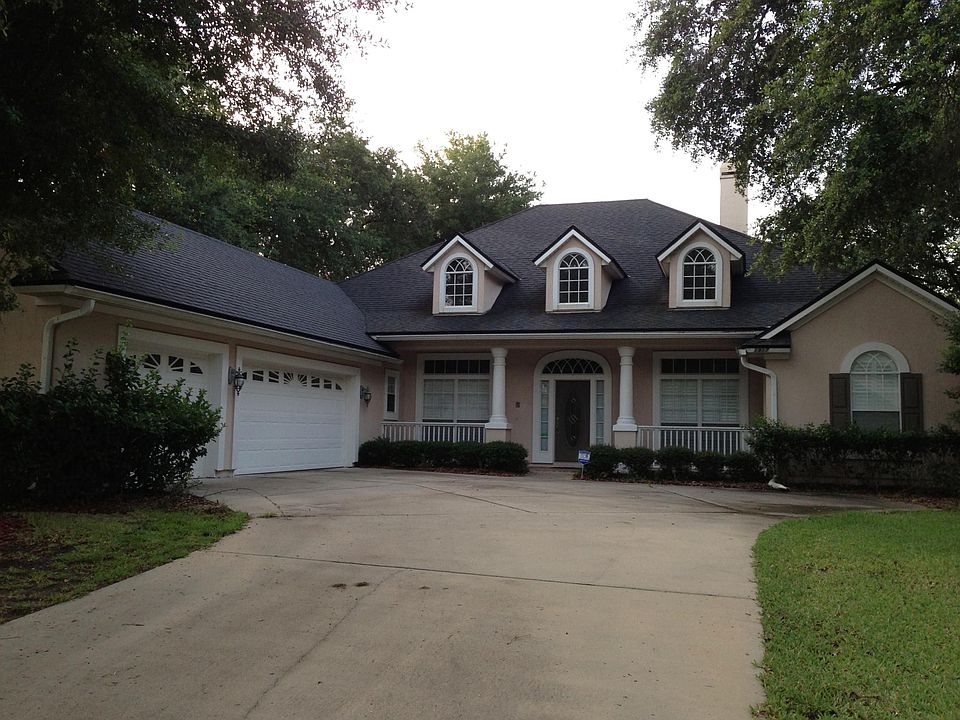 Large parking area 3 car garage beautiful front and porch