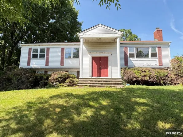 870 Ridgewood Ave, Oradell, NJ 07649