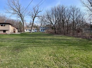 809 Menominee Dr, Lake In The Hills, IL 60156