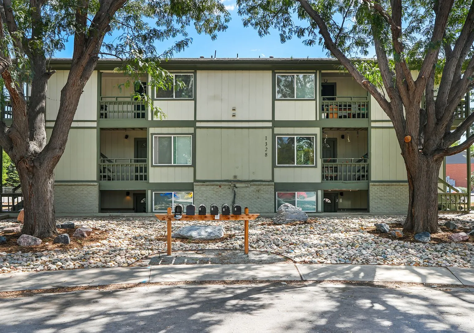 Stunning Top-Floor 3-Bedroom Longmont Residence with Bright Sun-Drenched Rooms — Photo 3