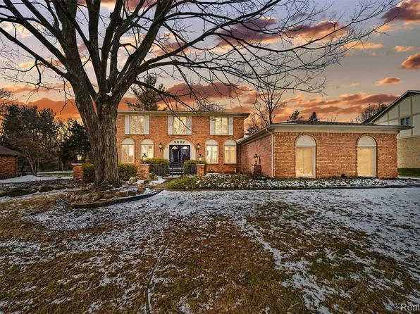 6807 Johnathon Dr, Troy, MI 48098