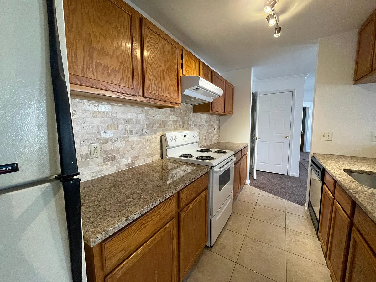 Building Photo - 9800 Lake Pointe Ct
