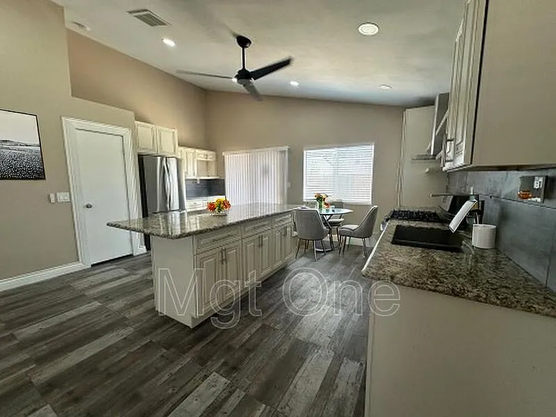 3 bed, 2.0 bath, 1045 sqft, $2,795 — Photo 2