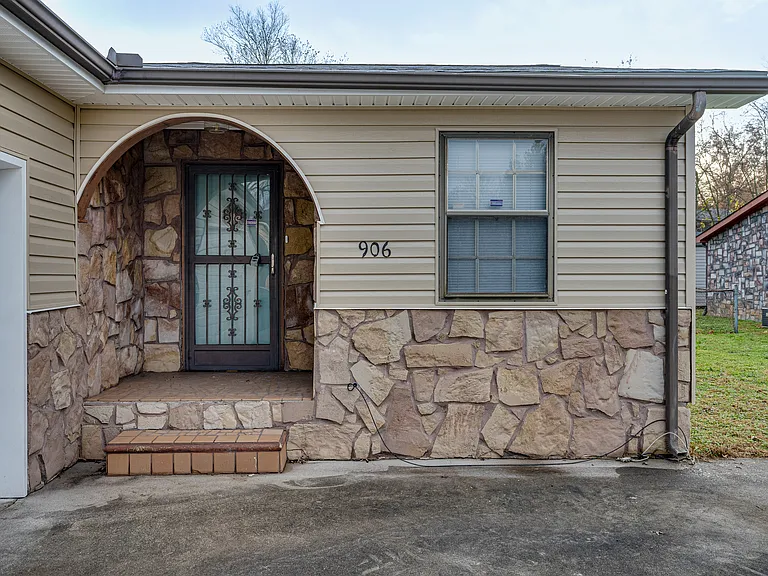 906 Hawthorne Ct — Photo 20