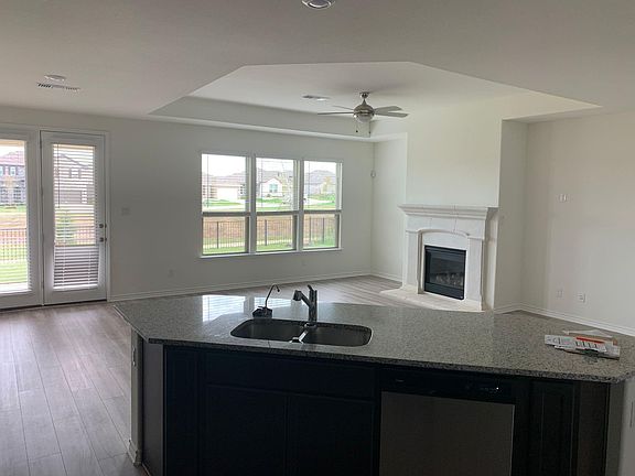 3rd image of 996 Tule Dr