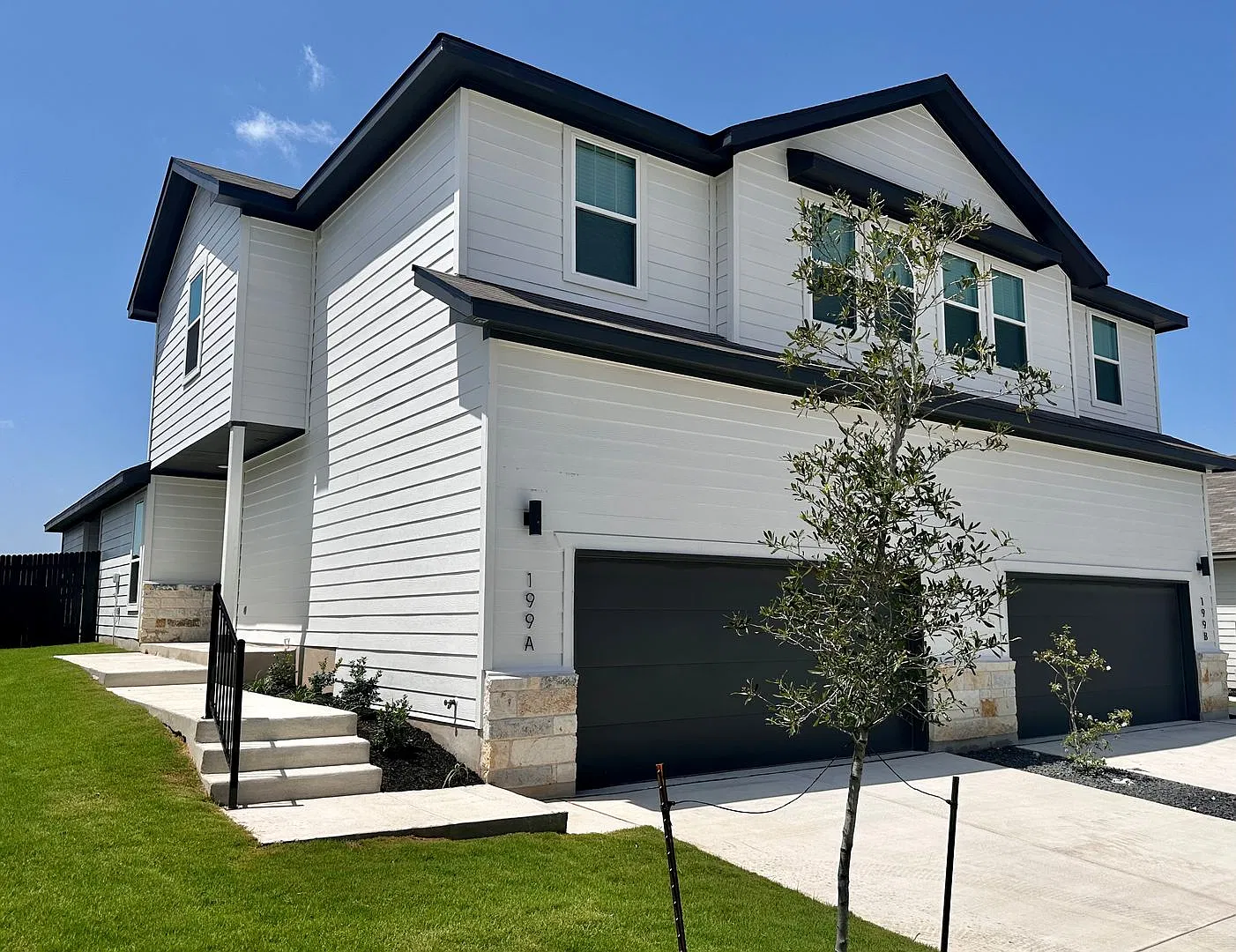Luxury 2-Story, 4-Bed/ 2.5-Bath Duplex in Emma Park! — Photo 2