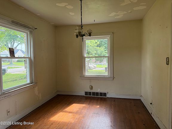 4th image of 221 Don Allen Rd