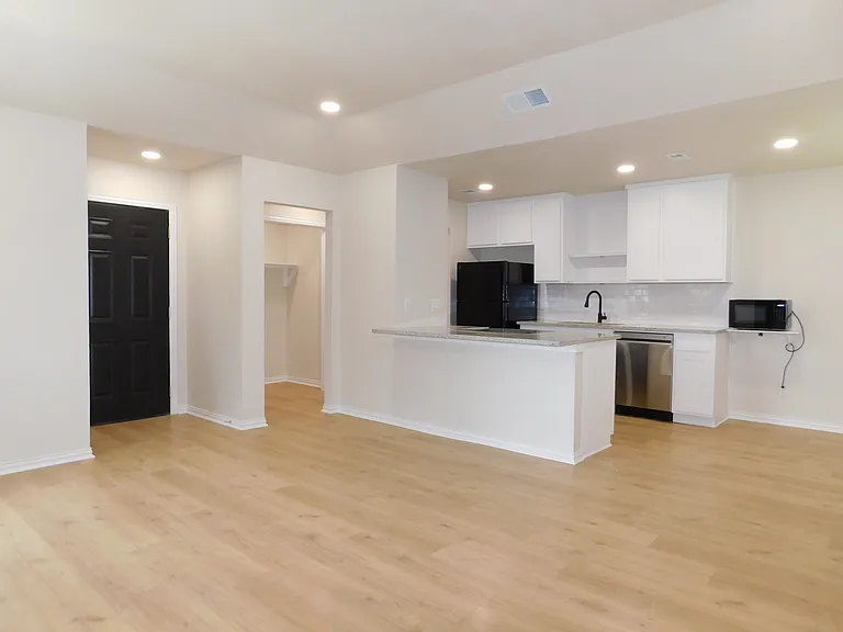 9258 Burbank — Photo 7