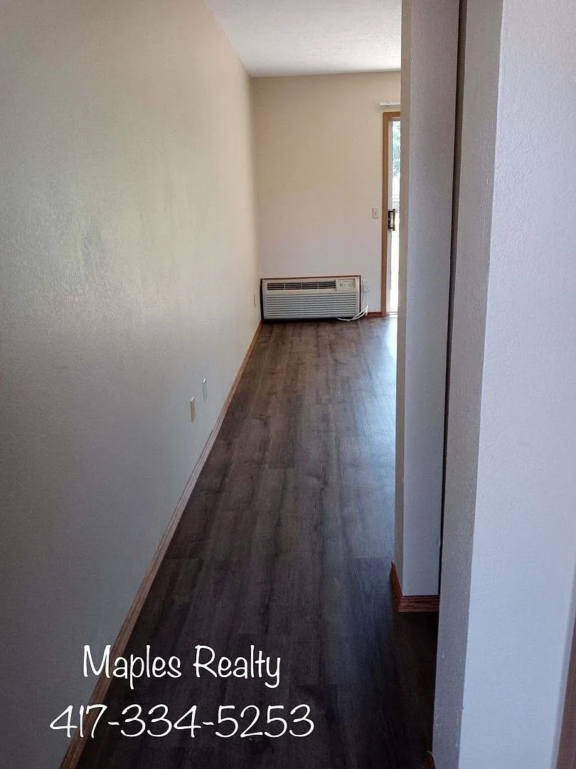 Unfurnished Studio @ Fall Creek! Only $425.00 Per month! — Photo 4