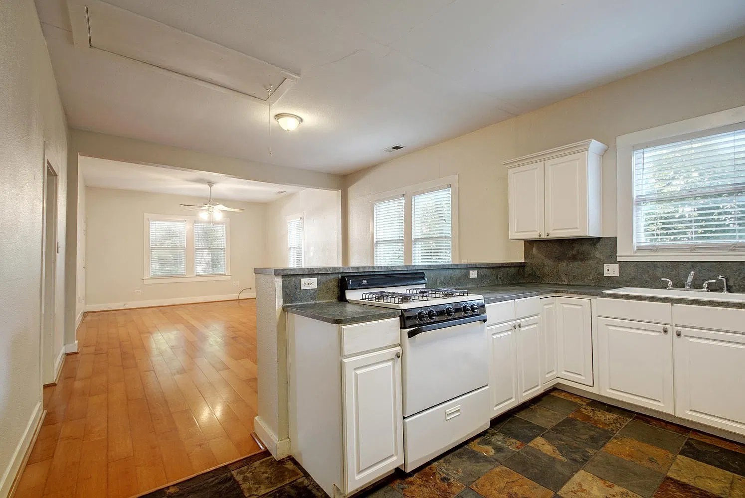 4 bed, 1400 sqft, $3,200 — Photo 4