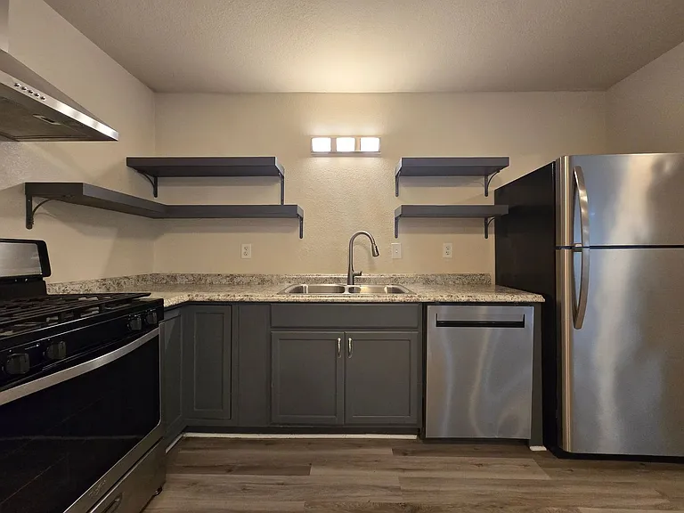 501 W Voelter Ave — Photo 6