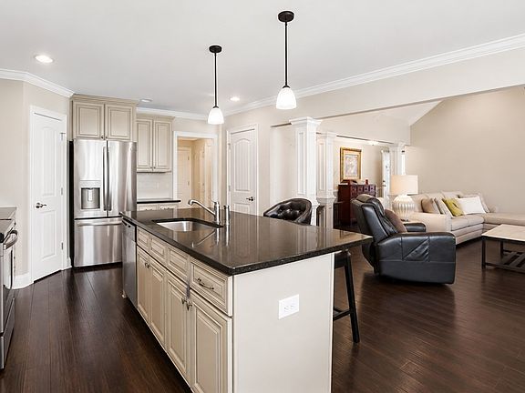 5th image of 822 Winston Ct