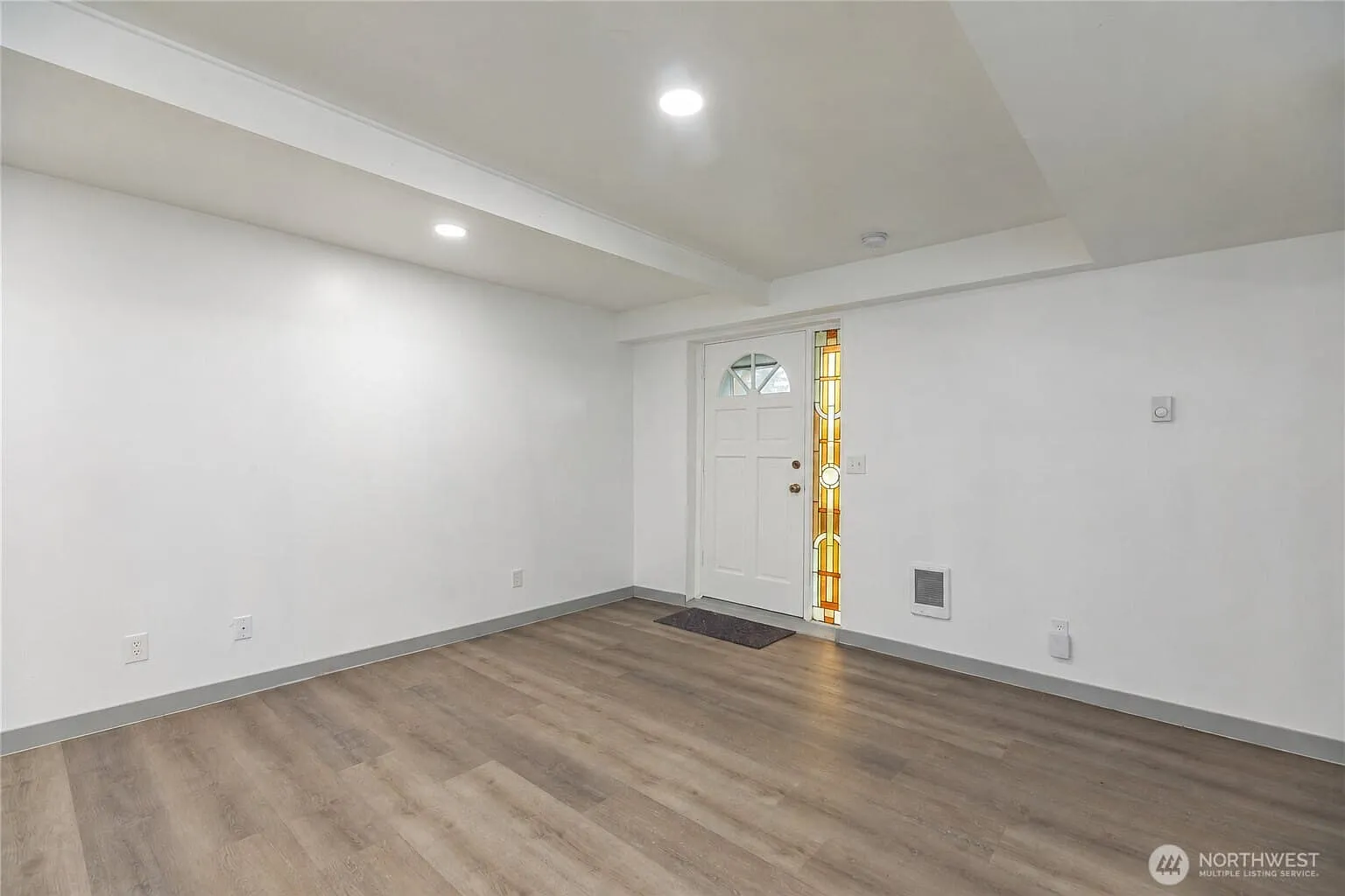 3 bed, 1.0 bath, 1200 sqft, $2,375 — Photo 4