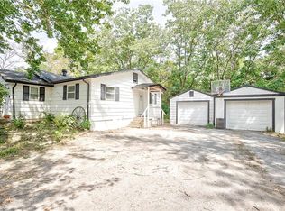 9007 Old Santa Fe Rd, Kansas City, MO 64138