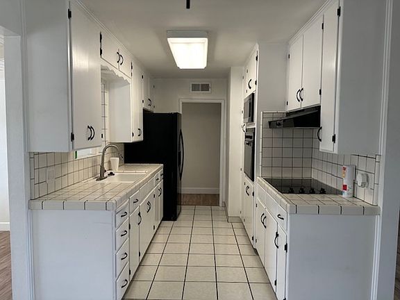 3rd image of 2949 E Laurel Ave