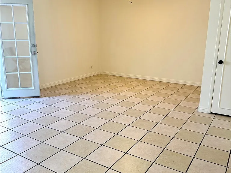 684 E Lee Pl — Photo 10