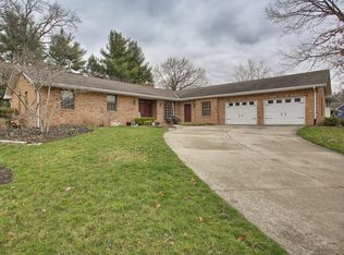4 Foxhill Ct, Monticello, IL 61856