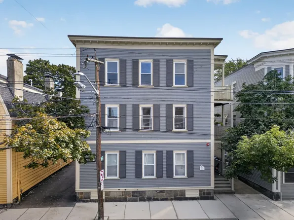 131 Derby St APT 1R, Salem, MA 01970