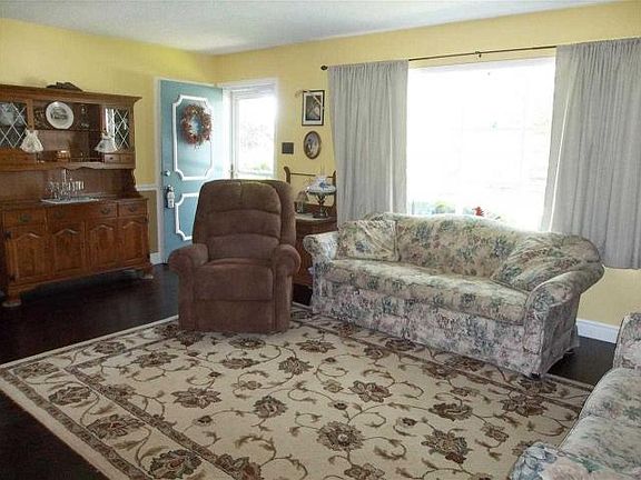 4th image of 42 Independence Dr