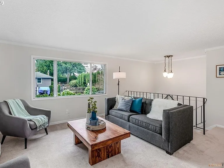 8205 SW Laurel St — Photo 2