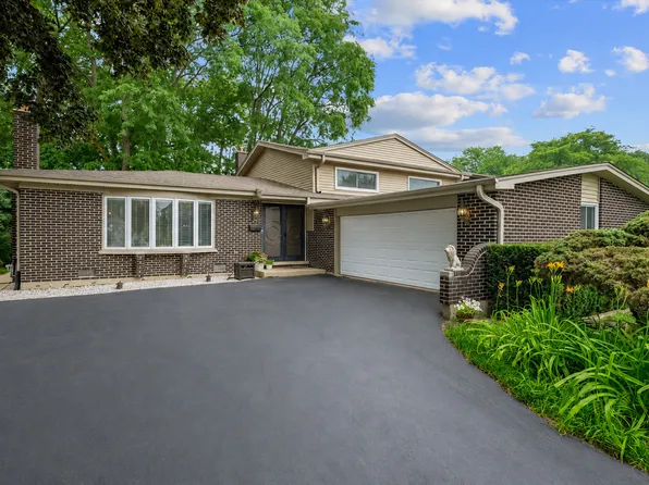 2631 N Stuart Dr, Arlington Heights, IL 60004