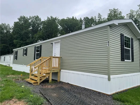 91 3rd St, Farmington, NY 14425