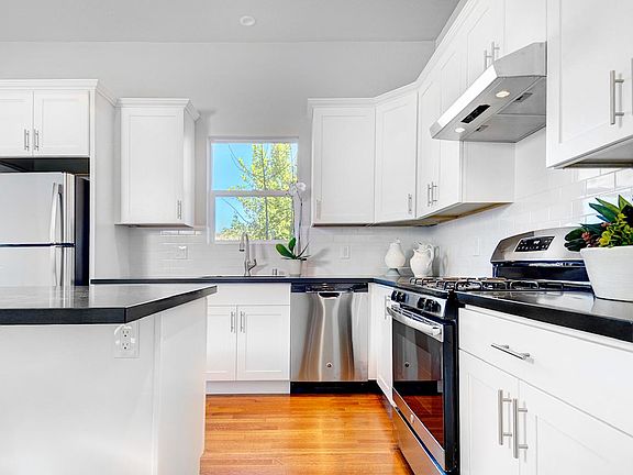 2nd image of 451 Roosevelt Ave