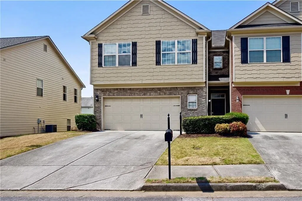 4 bed, 2.5 bath, 2300 sqft, $2,195 — Photo 1
