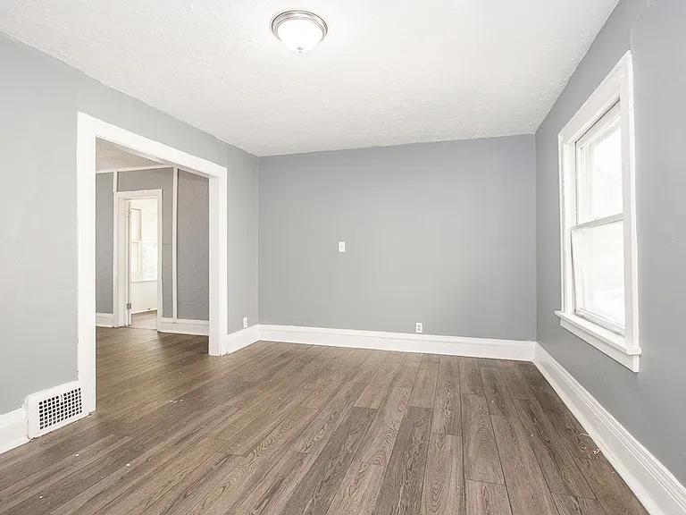 1555 E 193rd St — Photo 10