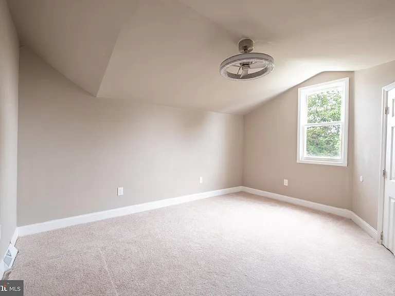124 Robbins Ave #C — Photo 11