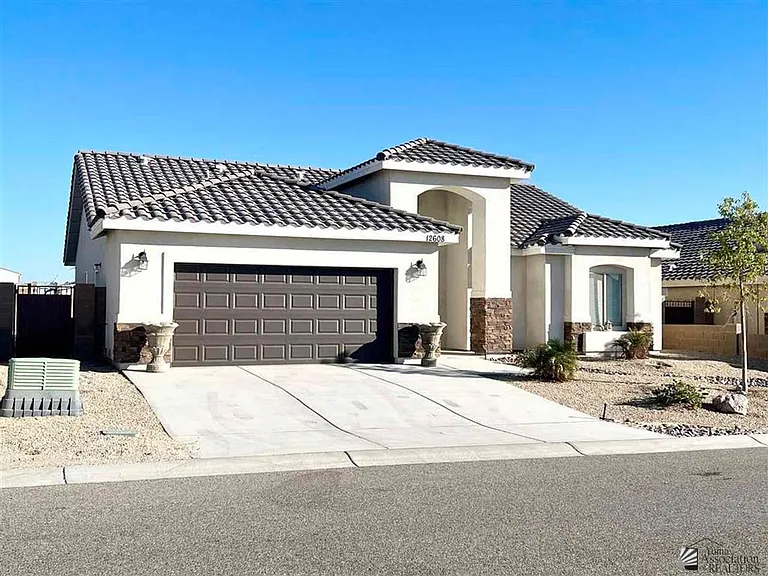 12608 E 48th Dr — Photo 2
