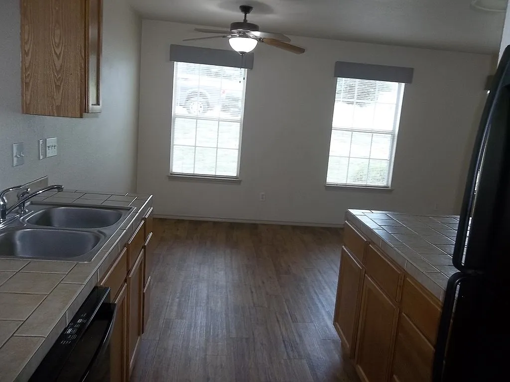 3 bed, 2.5 bath, 1276 sqft, $1,500 — Photo 4