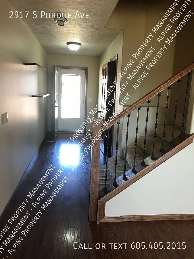 Beautiful West Side 3 Bed/2.5 Bath Townhome! — Photo 4