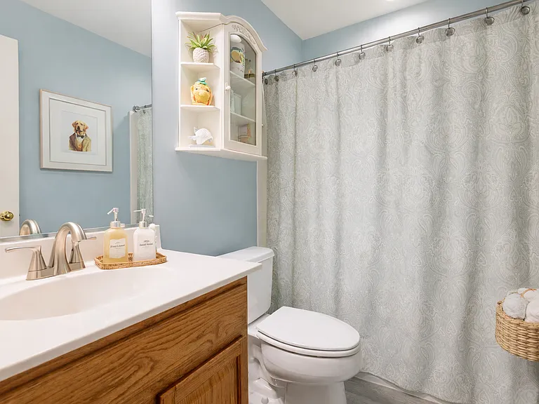 shared bath with tub