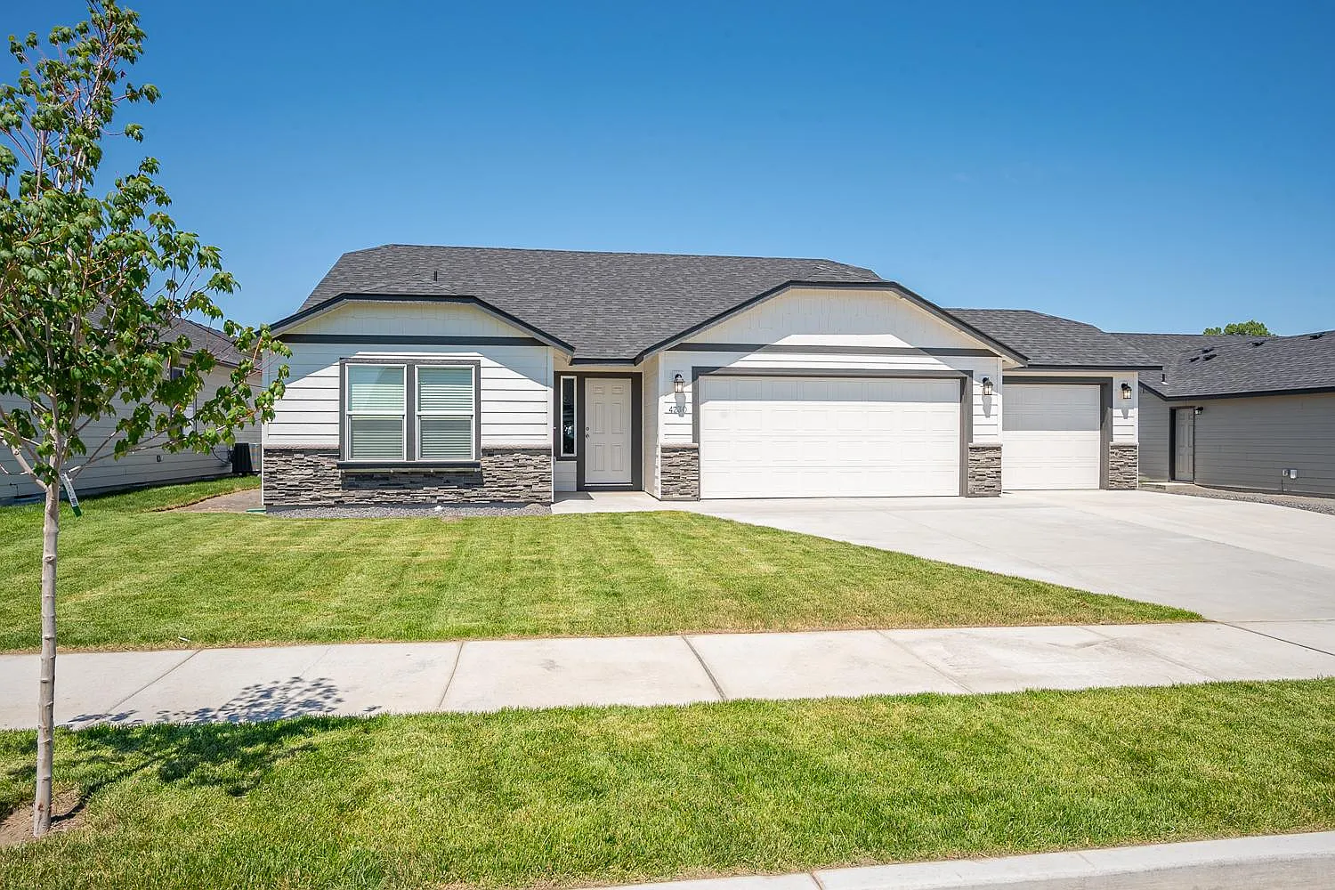 3 bed, 1408 sqft, $2,025 — Photo 3
