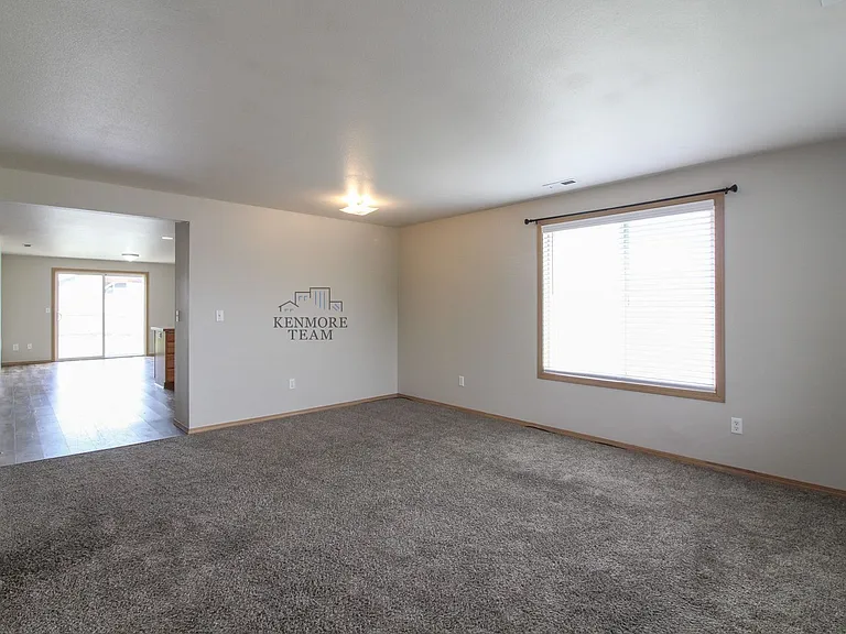 4215 Cochins Ln — Photo 2
