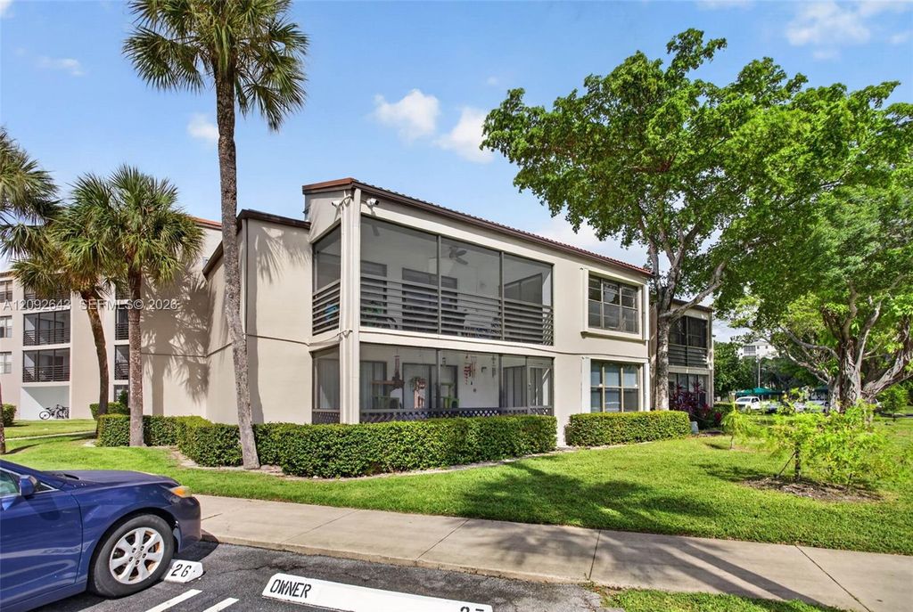 2326 S Cypress Bend Dr APT 221, photo 2