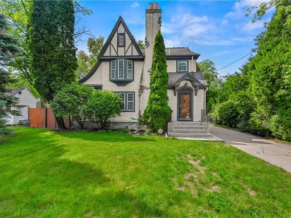 4 Grandview Ave, Lincoln, RI 02865