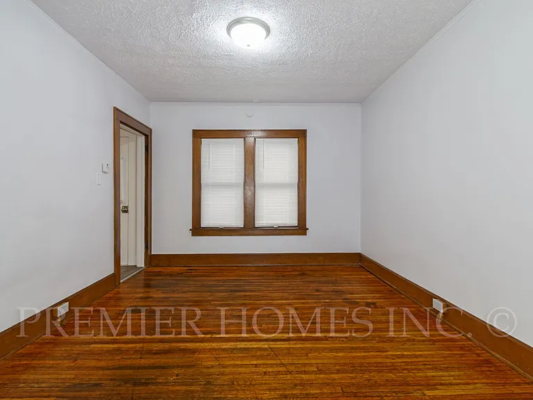 115-123 Louis Ave — Photo 4