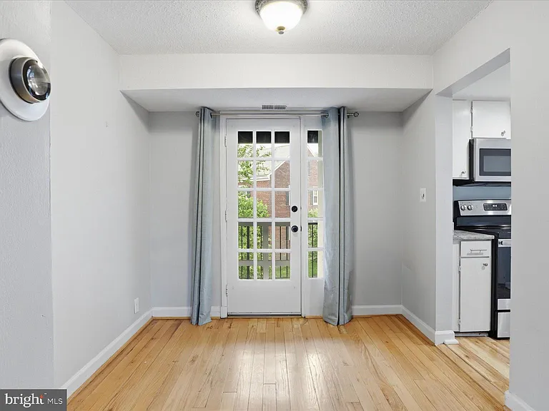 2832 S Abingdon St #B1 — Photo 4