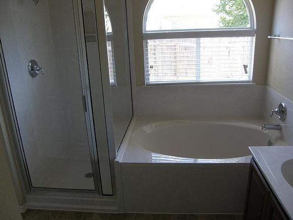 5th image of 327 Paddington Dr